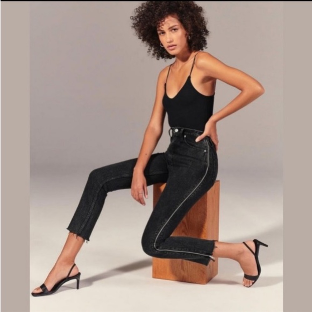 Abercrombie & Fitch High Rise-Mom Jeans with Zipper Detail